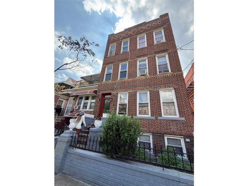 Opportunity! Solid brick six-family building with full basement - photo 2