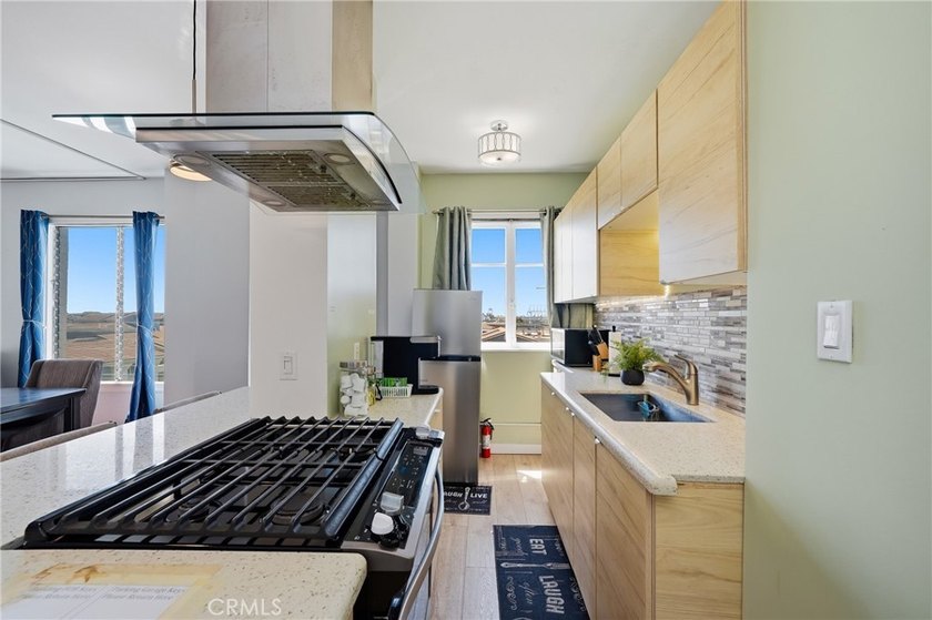 Fully furnished, turnkey condo in the heart of Downtown Long - photo 12
