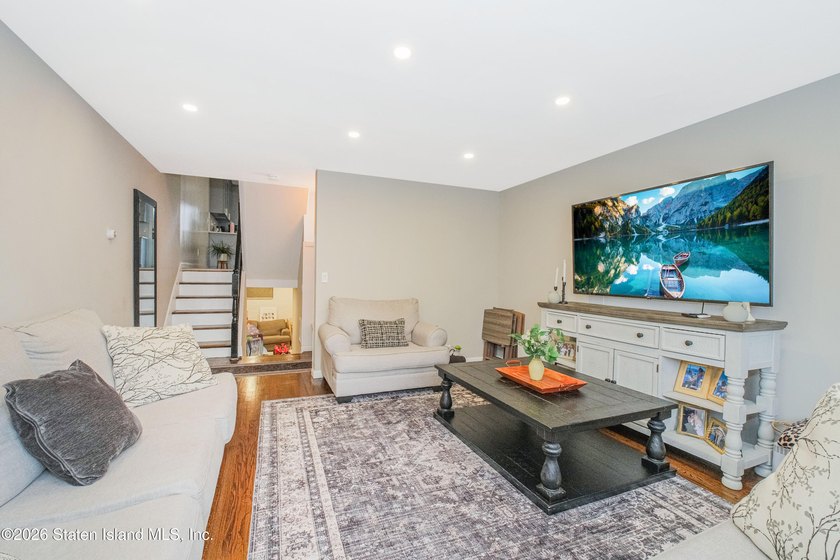 Welcome to 287 Abingdon Ave, a fully renovated three-bedroom - photo 13