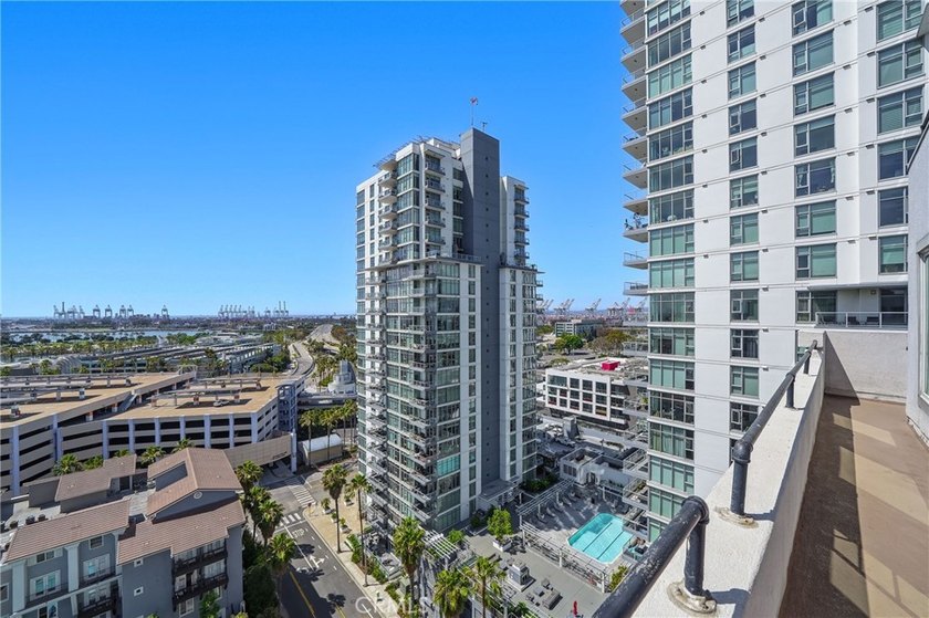 Fully furnished, turnkey condo in the heart of Downtown Long - photo 27