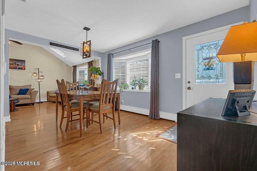 Renovated L-shaped California Ranch w/ an open floor plan - photo 8
