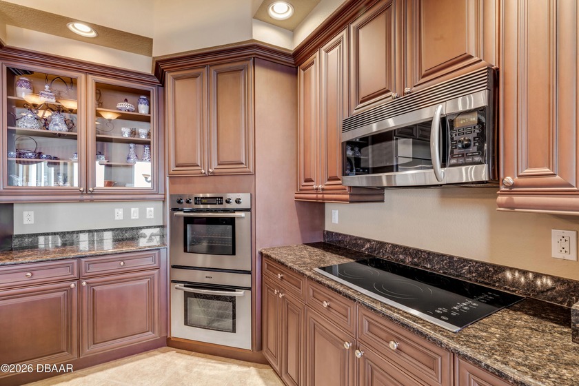 Experience the pinnacle of boutique luxurious oceanfront living - photo 11