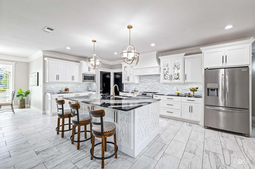 Welcome to this exquisite residence in the highly desirable - photo 12