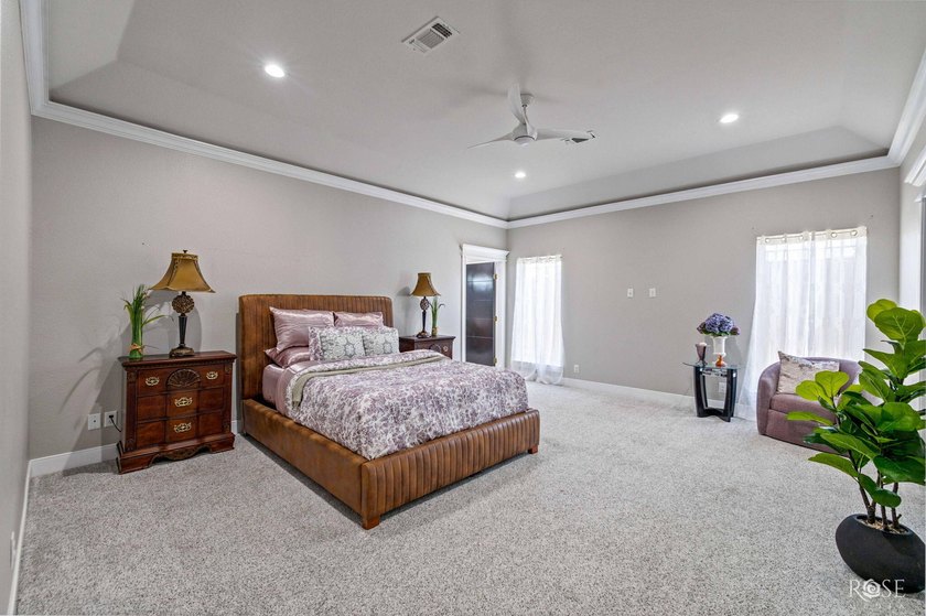 Welcome to this exquisite residence in the highly desirable - photo 19