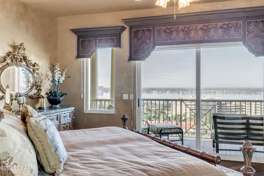 Experience the pinnacle of boutique luxurious oceanfront living - photo 21