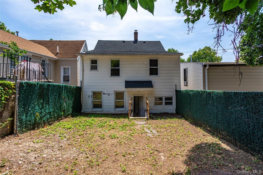Colonial-style home featuring 4 bedrooms, 1.5 baths, formal - photo 22
