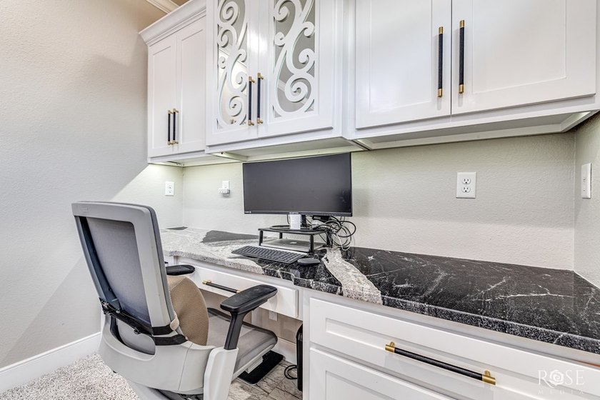 Welcome to this exquisite residence in the highly desirable - photo 26