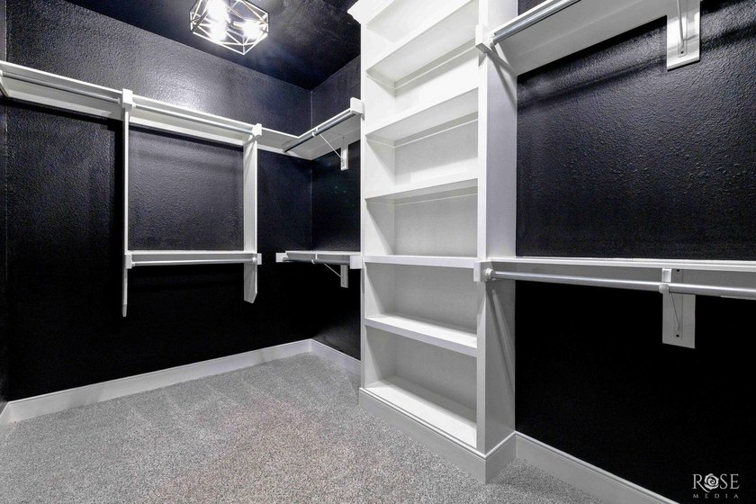 Welcome to this exquisite residence in the highly desirable - photo 27