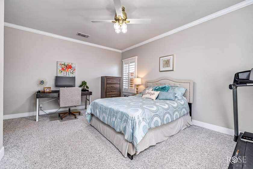 Welcome to this exquisite residence in the highly desirable - photo 28