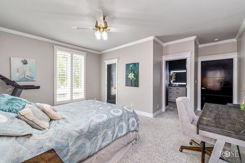 Welcome to this exquisite residence in the highly desirable - photo 29
