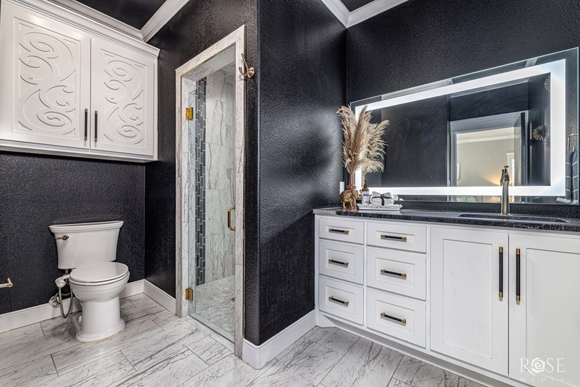 Welcome to this exquisite residence in the highly desirable - photo 30