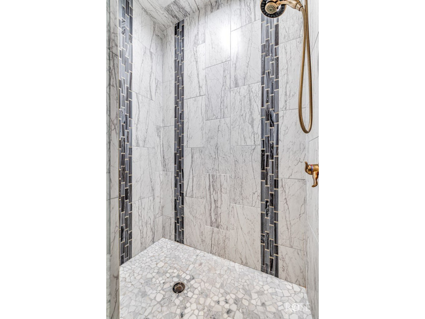 Welcome to this exquisite residence in the highly desirable - photo 31
