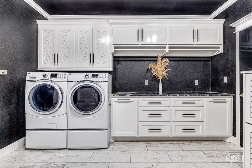Welcome to this exquisite residence in the highly desirable - photo 37