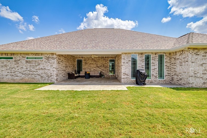 Welcome to this exquisite residence in the highly desirable - photo 38