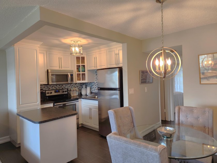Gorgeous renovated 1 bed 1 bath located in the lovely Andover - photo 2