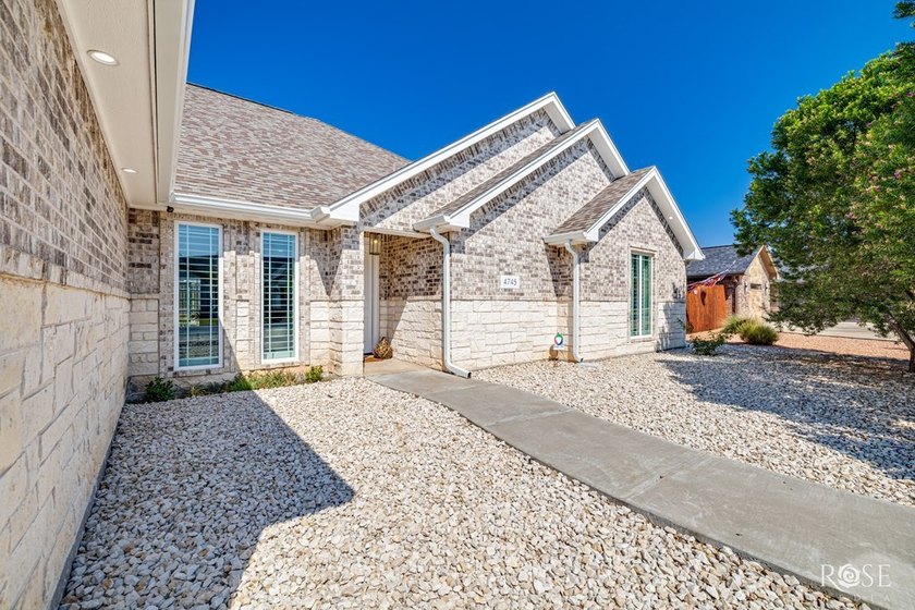 Welcome to this exquisite residence in the highly desirable - photo 46