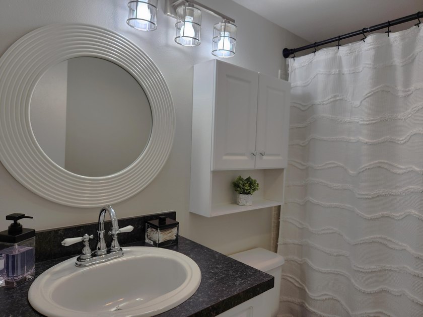 Gorgeous renovated 1 bed 1 bath located in the lovely Andover - photo 10