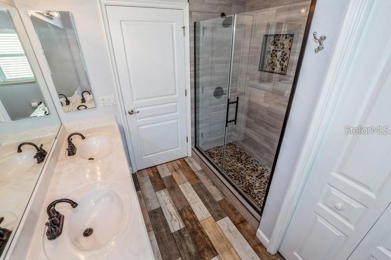 Sought After, 4-bedroom, 3 bath home with 3-CAR GARAGE located - photo 6