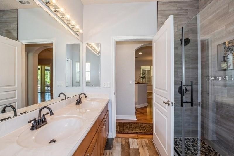 Sought After, 4-bedroom, 3 bath home with 3-CAR GARAGE located - photo 9