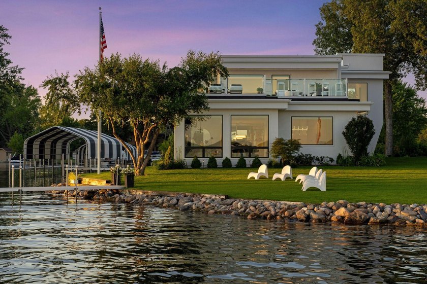 LAKE LIFE - WAYZATA STYLE - 220ft of Lake Minnetonka Shoreline | - photo 2