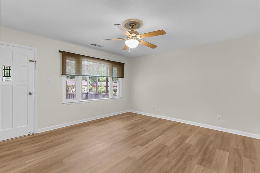 Situated on a spacious lot at 5433 Pennsylvania Avenue, this - photo 4