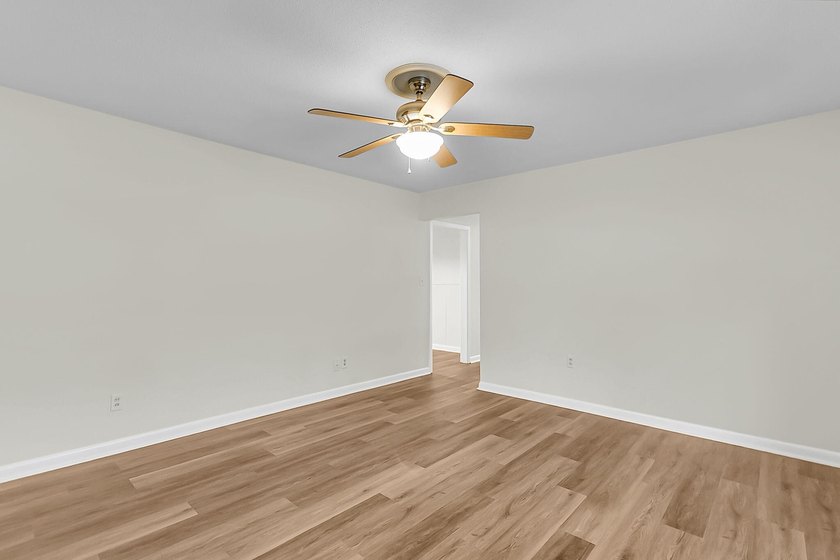 Situated on a spacious lot at 5433 Pennsylvania Avenue, this - photo 6