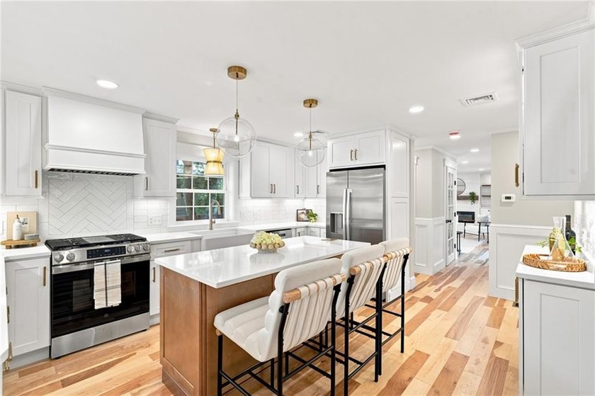 Welcome to a gorgeous reinvention of an 1880 gem in the heart of - photo 8
