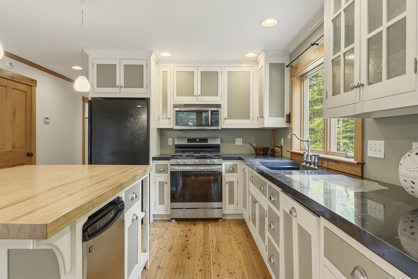 Nestled on 8 private acres, this charming 1862 sq. ft - photo 17
