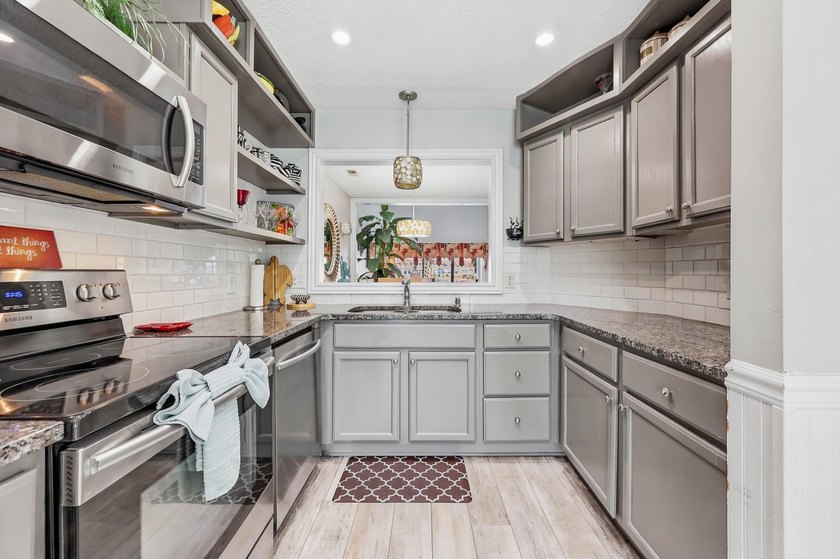 Welcome to this beautiful 3-bedroom, 2.5-bath condominium in the - photo 4