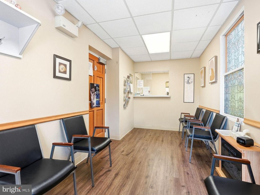 Rare opportunity to own a beautifully maintained professional - photo 7