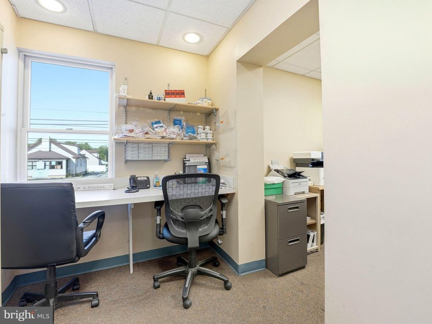 Rare opportunity to own a beautifully maintained professional - photo 9