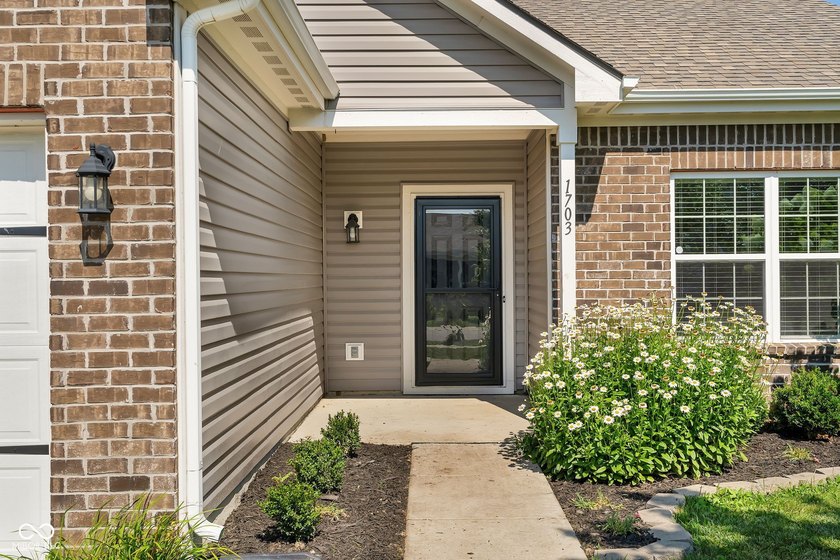 Welcome home to this beautifully maintained 4 bed, 2 bath ranch - photo 3