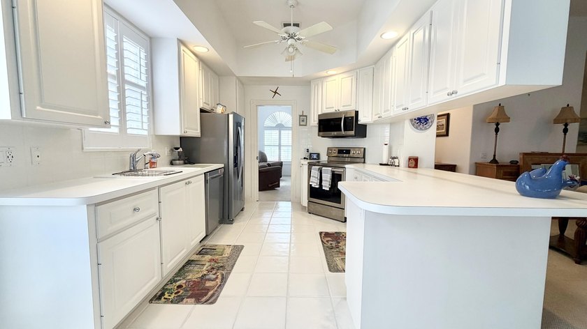 Beautifully maintained Oakmont model offering 3 bedrooms, 2 - photo 6