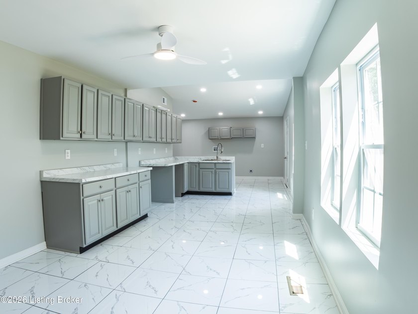 Completely renovated from top to bottom! This 3 bed, 2 bath home - photo 4