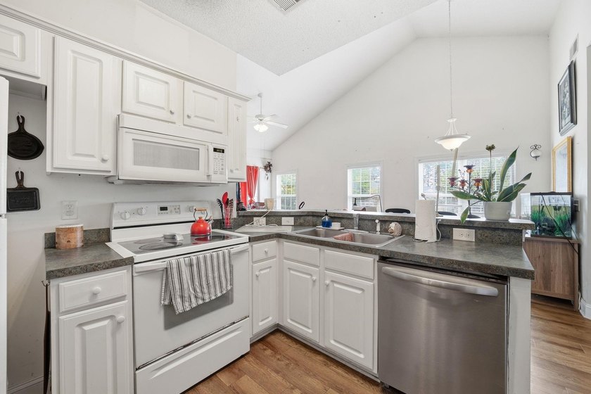 Welcome to this a well-maintained 3 bed/2bath upper-level condo - photo 8