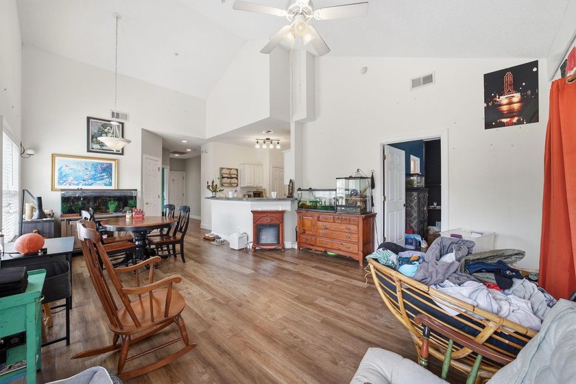 Welcome to this a well-maintained 3 bed/2bath upper-level condo - photo 10