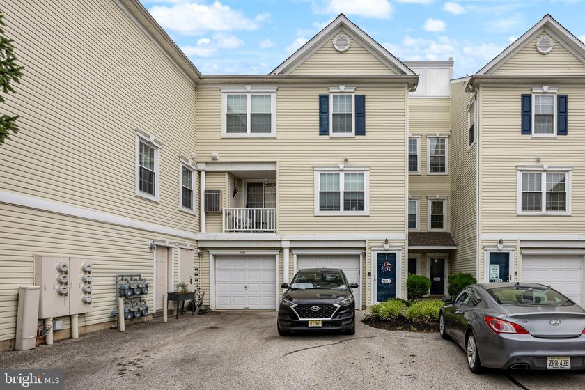 Beautiful 2-bedroom, 2.5-bath townhome located in a highly - photo 2