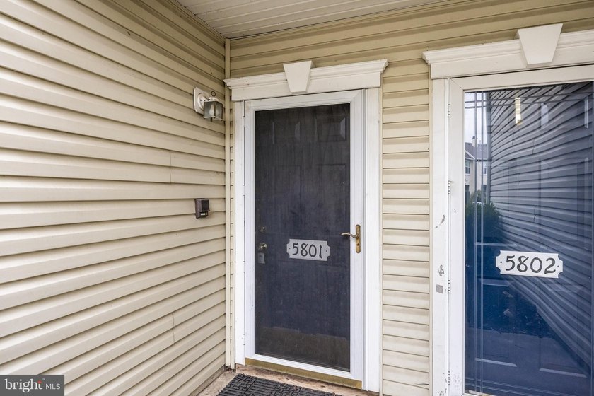 Beautiful 2-bedroom, 2.5-bath townhome located in a highly - photo 3