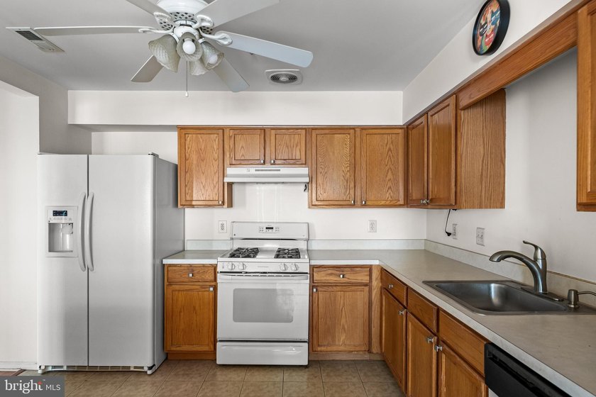 Beautiful 2-bedroom, 2.5-bath townhome located in a highly - photo 9