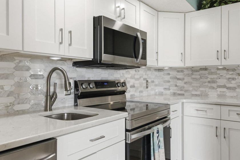 **Must-See Ocean View Condo!** Beautifully decorated 1-bedroom - photo 4