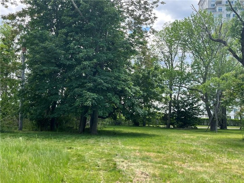 Nestled at the western end of Willow Lane in North Portsmouth - photo 2