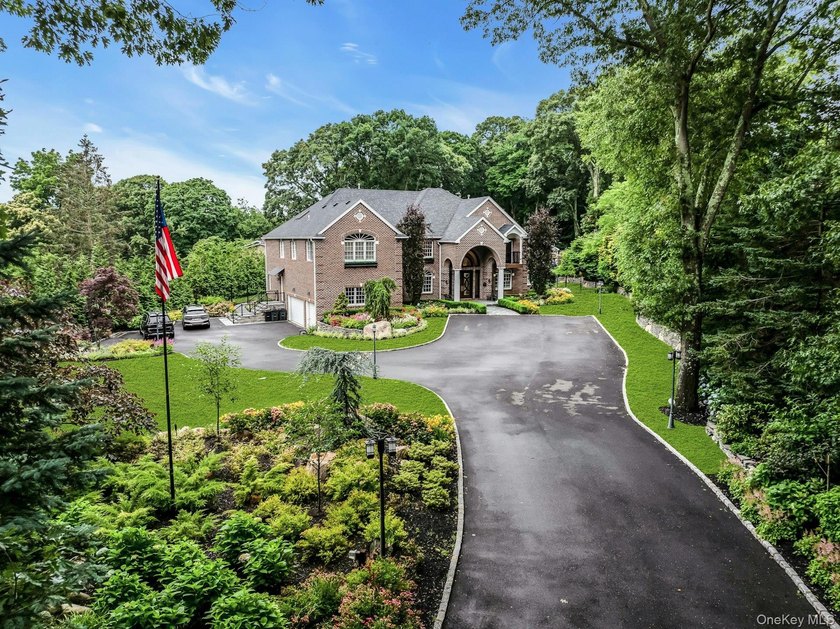 Amazing 5700sf Newly Redone All Brick Mansion on Private Setting - photo 3