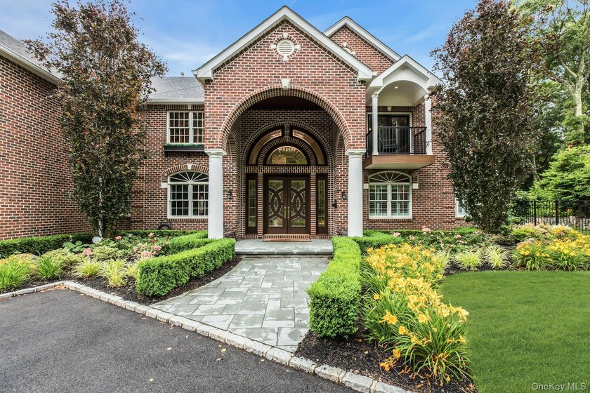 Amazing 5700sf Newly Redone All Brick Mansion on Private Setting - photo 4