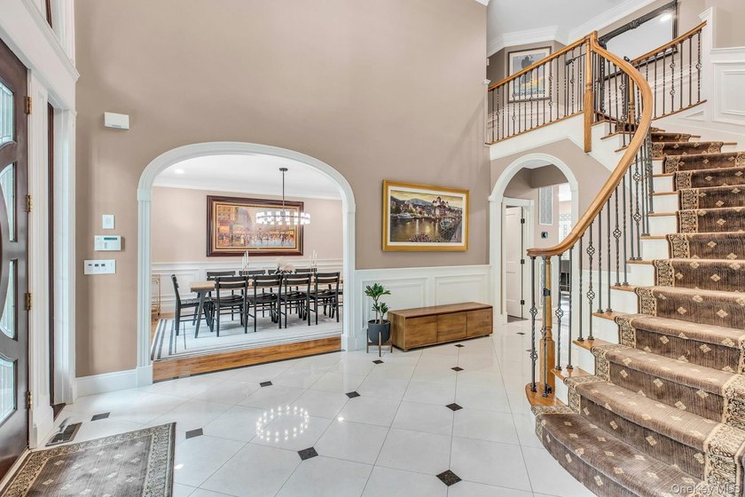 Amazing 5700sf Newly Redone All Brick Mansion on Private Setting - photo 6
