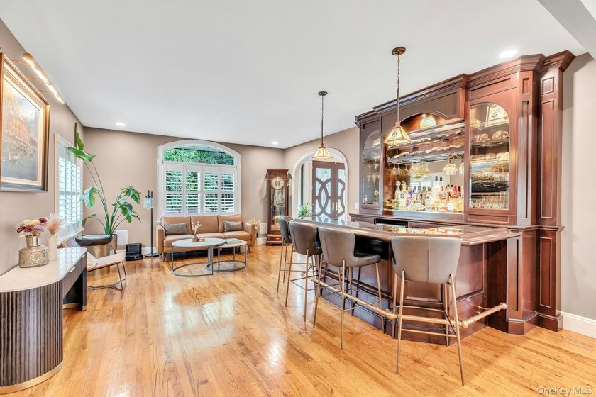 Amazing 5700sf Newly Redone All Brick Mansion on Private Setting - photo 10