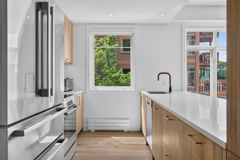 A rare opportunity in Tremblant. Fully renovated condo located - photo 11