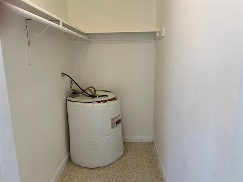 THIS IS A GREAT ONE BEDROOM ONE BATH UPSTAIRS APARTMENT. NEWER - photo 12