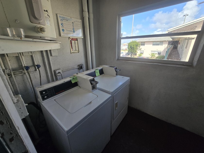THIS IS A GREAT ONE BEDROOM ONE BATH UPSTAIRS APARTMENT. NEWER - photo 13