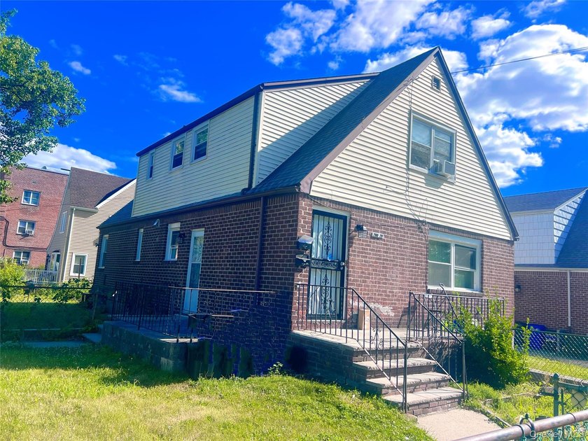 Newly renovated two family house in the heart of the Bayside - photo 2