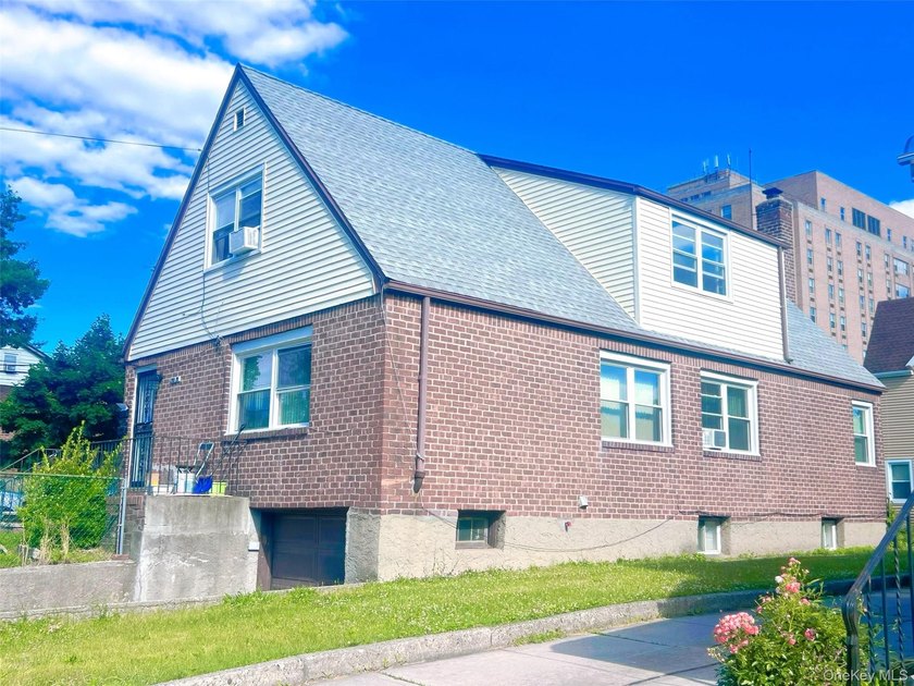 Newly renovated two family house in the heart of the Bayside - photo 3